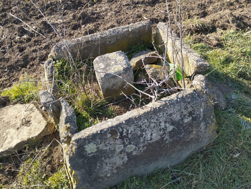 Földmérési alappont a Halálkanyar mellett