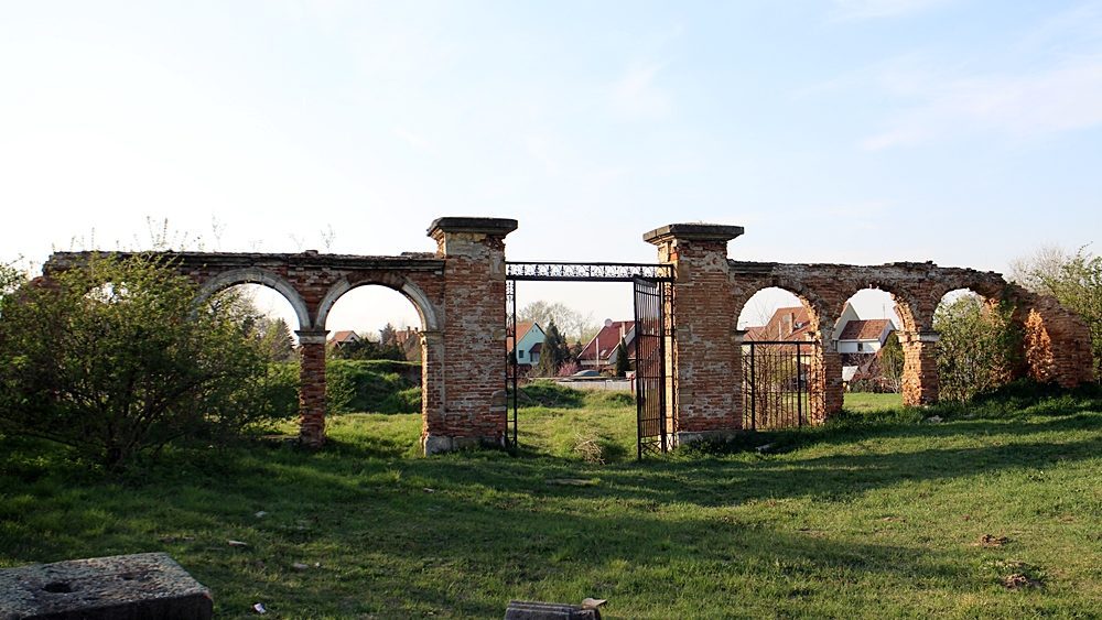 A Szeleczky-Szapáry kastély kerítésének romja