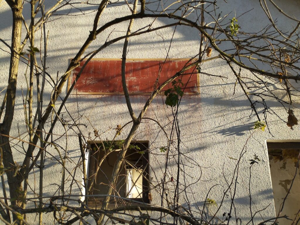 A régi szemétlerakó alig olvasható táblája