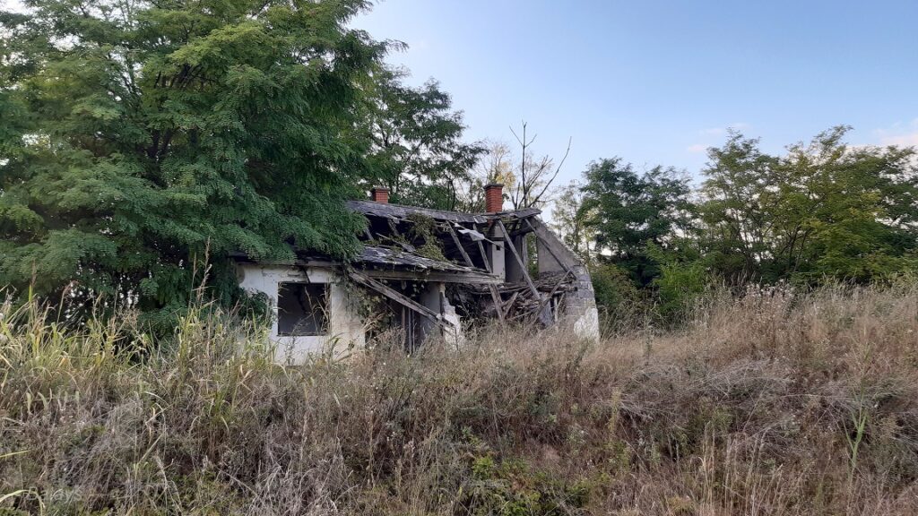 A volt szeméttelep épületének romja